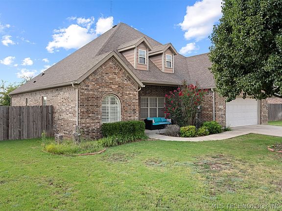 3rd image of 2711 Churchill Dr