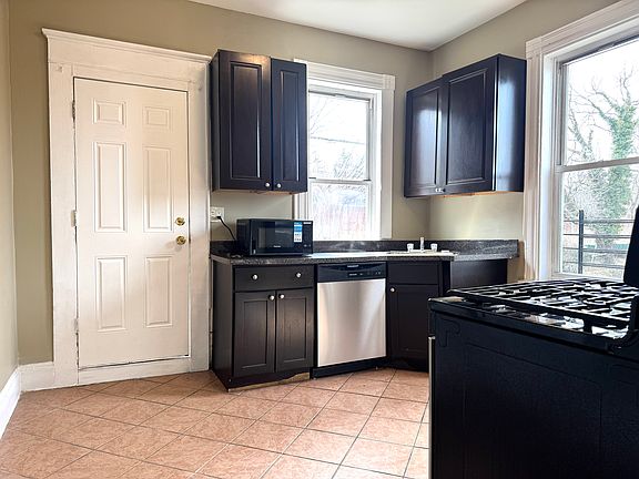 4th image of 42 Bennett Ave Unit 2