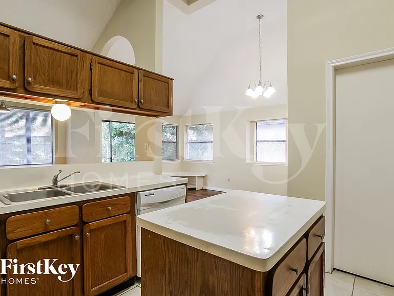 1055 Margate Dr — Photo 6