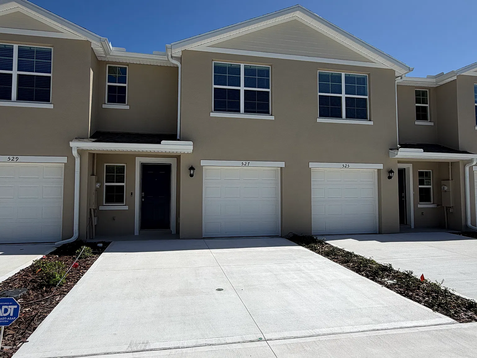 3 bed, 2.5 bath, 1463 sqft, $2,200 — Photo 3
