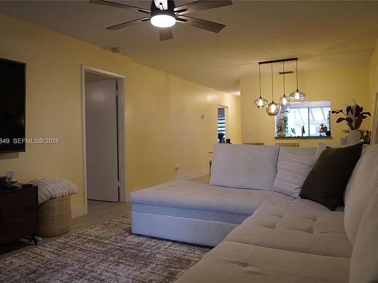453 Lakeview Dr — Photo 5