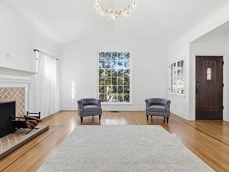 10610 Wellworth Ave — Photo 5