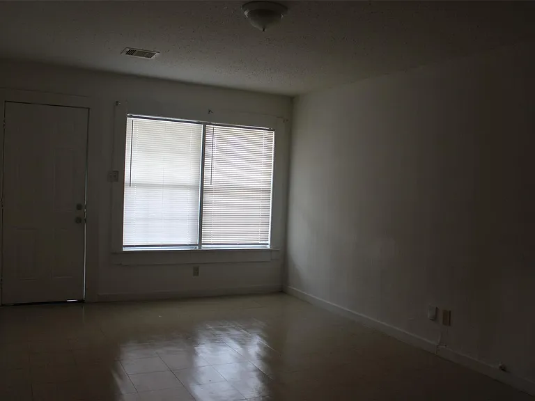 5726 Gardendale Dr — Photo 7