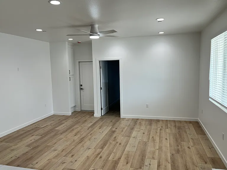 Living room: Appears small in the picture. Must see live!