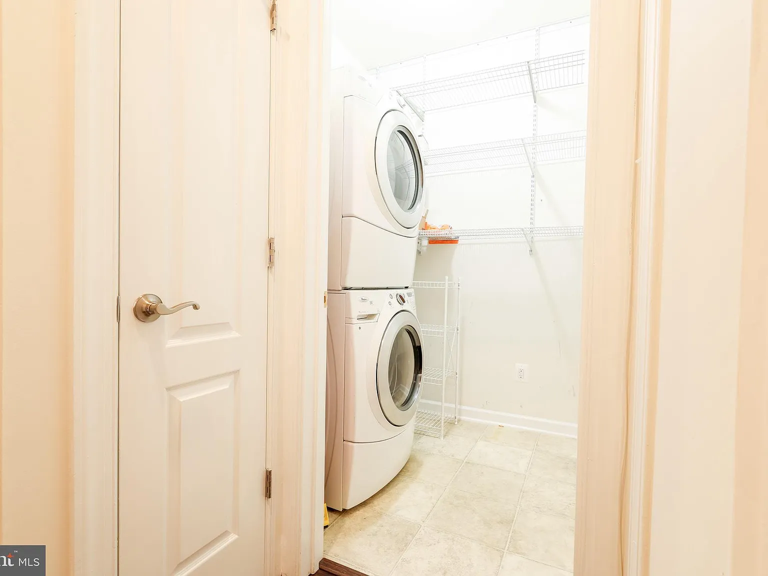 Falls Grove Condominium — Photo 4