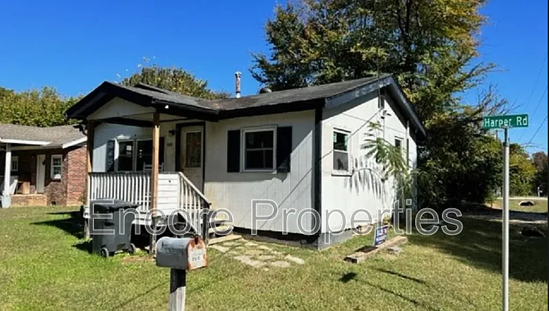 2 bed, 1.0 bath, 598 sqft, $1,295 — Photo 1