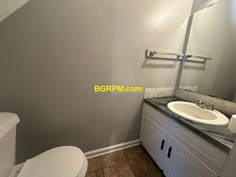 1099 W Elm St — Photo 41