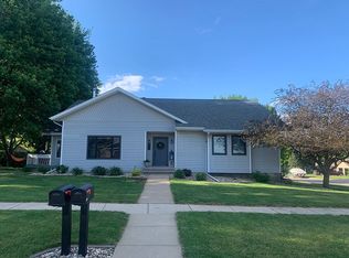 911 6th St SE, Orange City, IA 51041