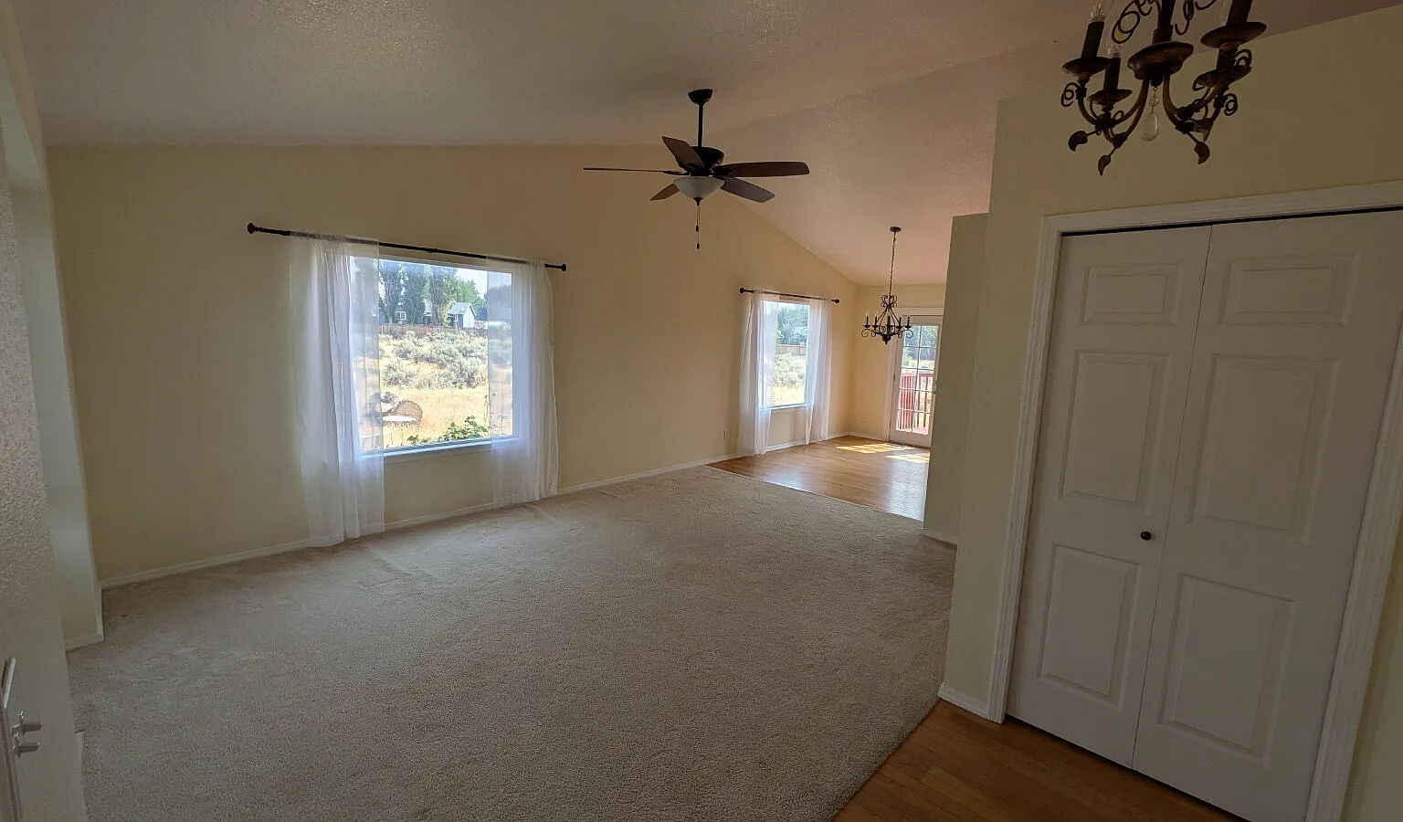 5 bed, 2.5 bath, 2800 sqft, $3,295 — Photo 3