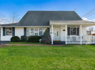 6 Cotton Rd, Levittown, PA 19057