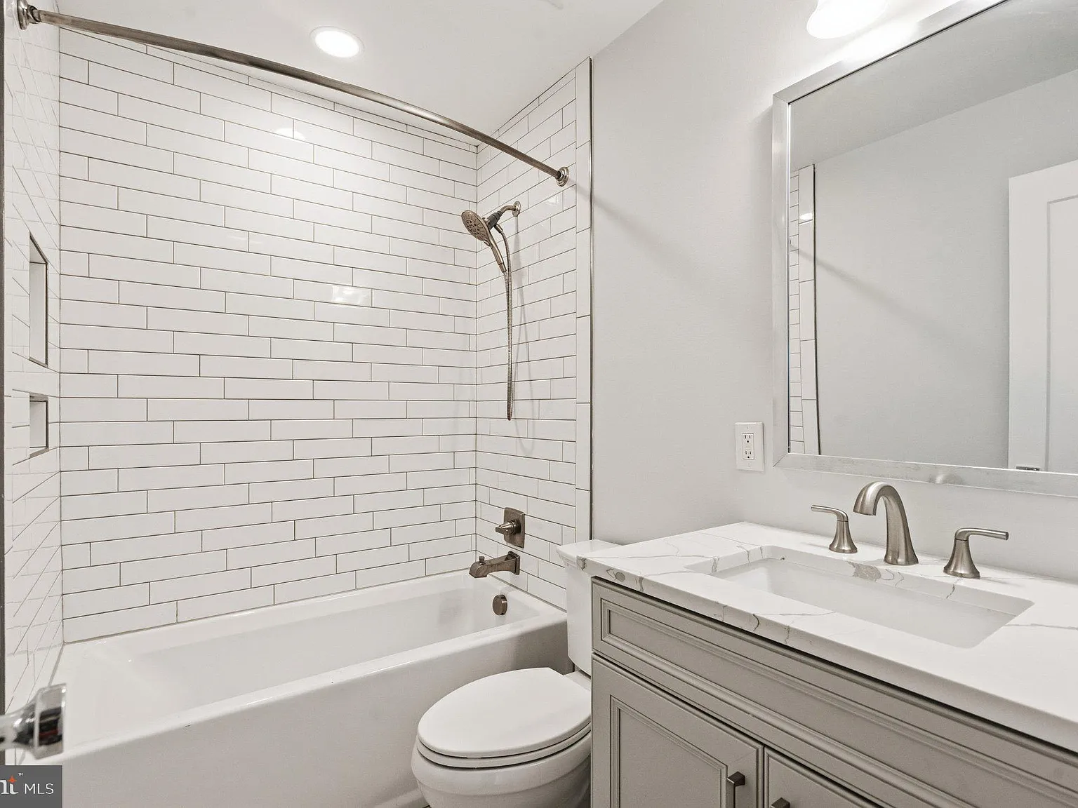 5 bed, 3.0 bath, 2520 sqft, $4,500 — Photo 4