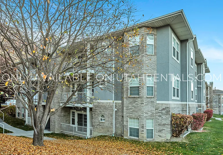 421 Belmont Pl #156 — Photo 2