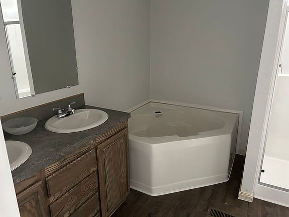 2 sinks, soaker tub & shower