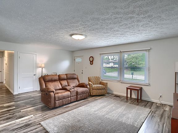 5th image of 3304 Redwood Dr