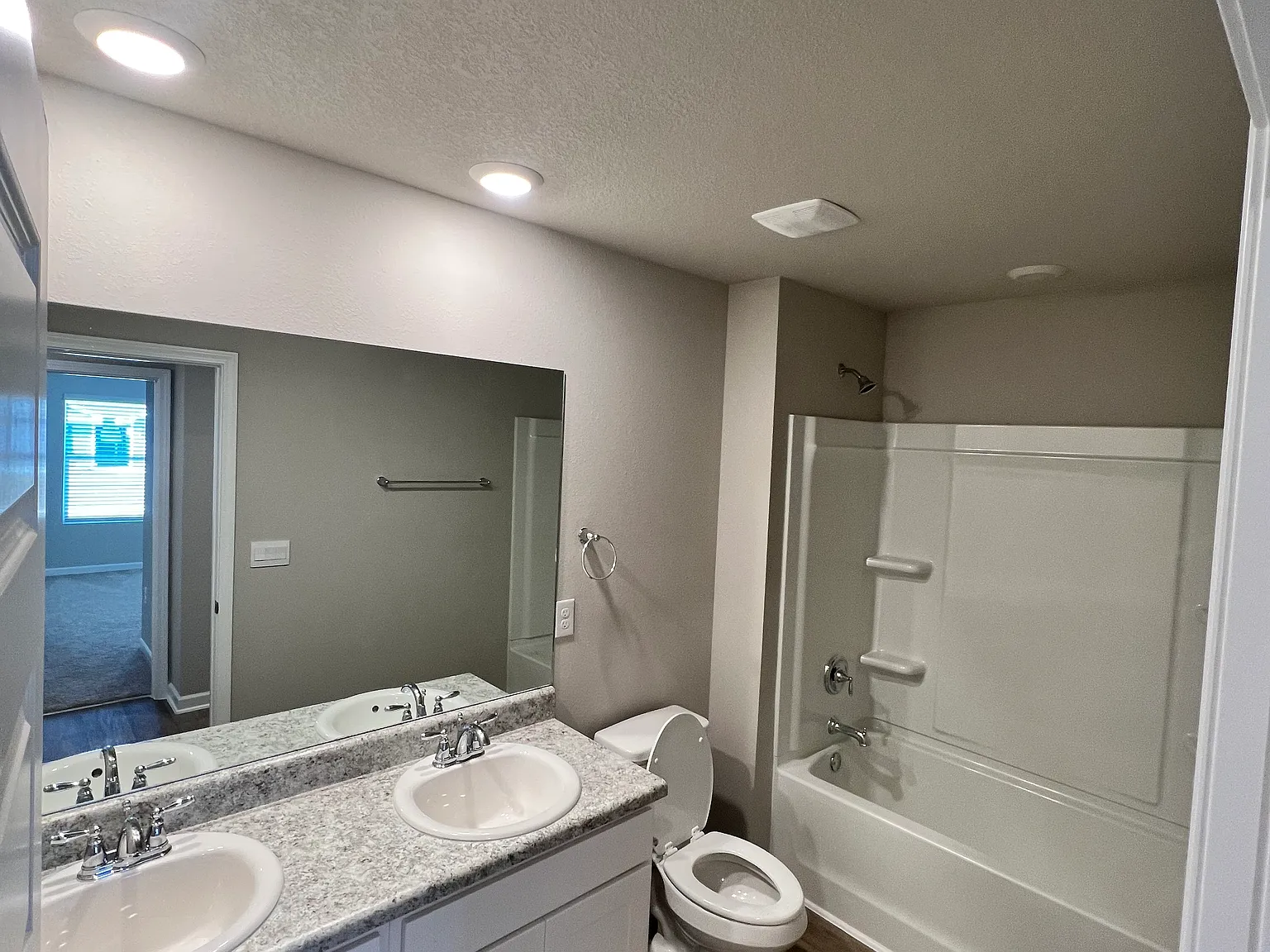 4 bed, 1915 sqft, $2,200 — Photo 2
