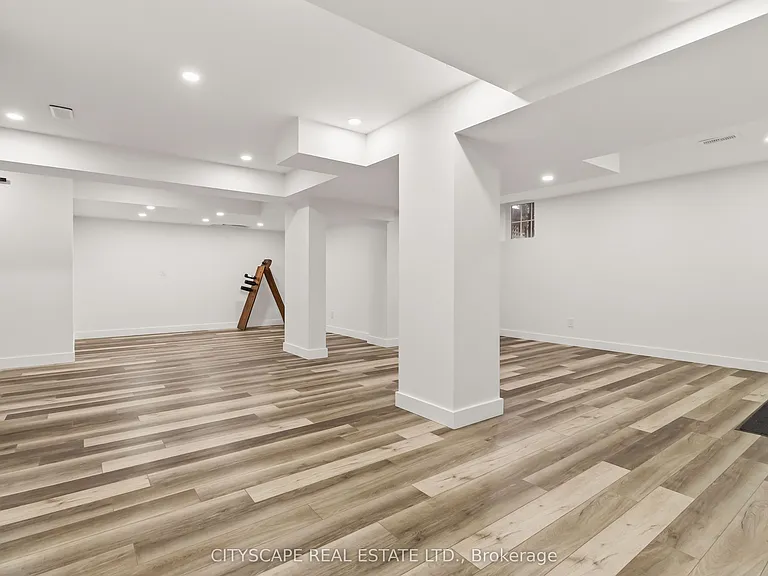 135 Innville Cres — Photo 17