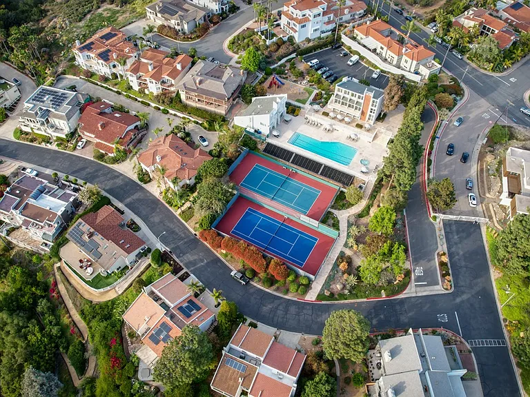 Tennis, huge pool, jacuzzi, gym, sauna, rec room. Resort Living