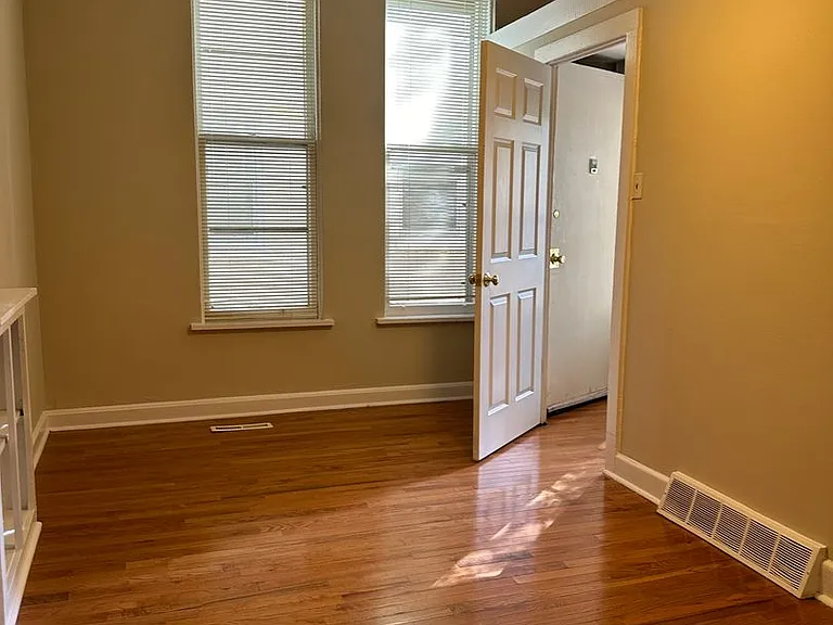 1 & 2 Bedrooms-Brady St - Heat & Electricity Included — Photo 19