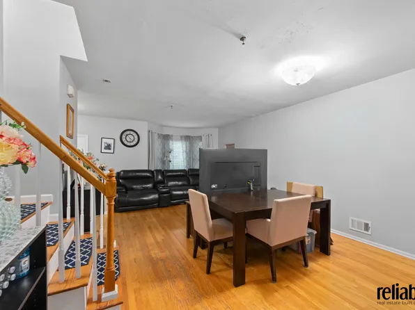 19 Laguna Lane image 3 of 12