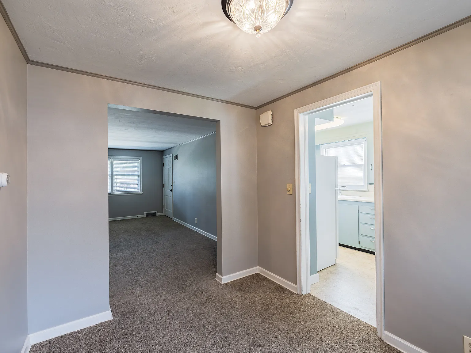 2 bed, 990 sqft, $889 — Photo 4