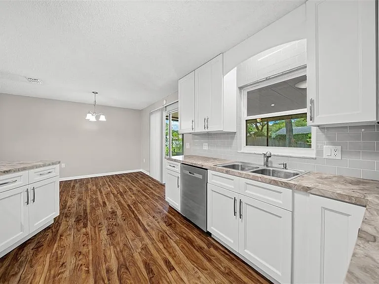 1820 SE 57th Ave — Photo 5