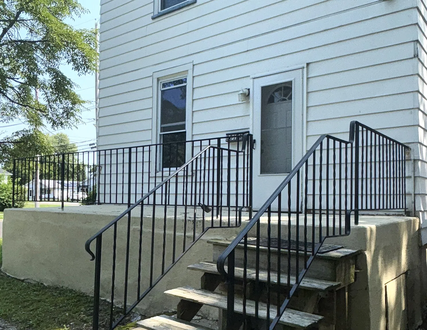 4 bed, 1.5 bath, 1750 sqft, $2,400 — Photo 1
