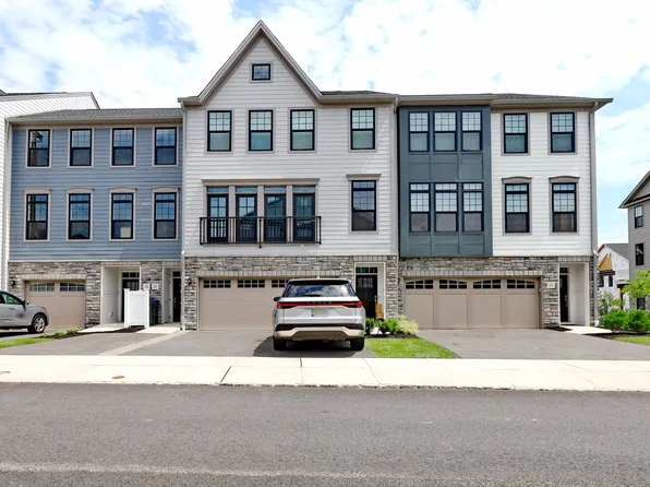 31 Goldfinch Dr, Upper Saddle River, NJ 07458