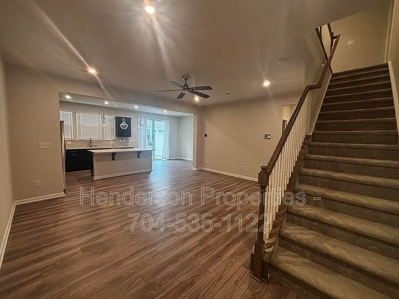 3 bed, 2.5 bath, 2282 sqft, $2,500 — Photo 4