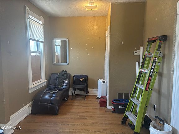 3rd image of 902 N Huron St