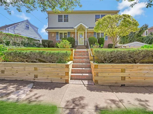 69 Winnie Court, Carle Place, NY 11514