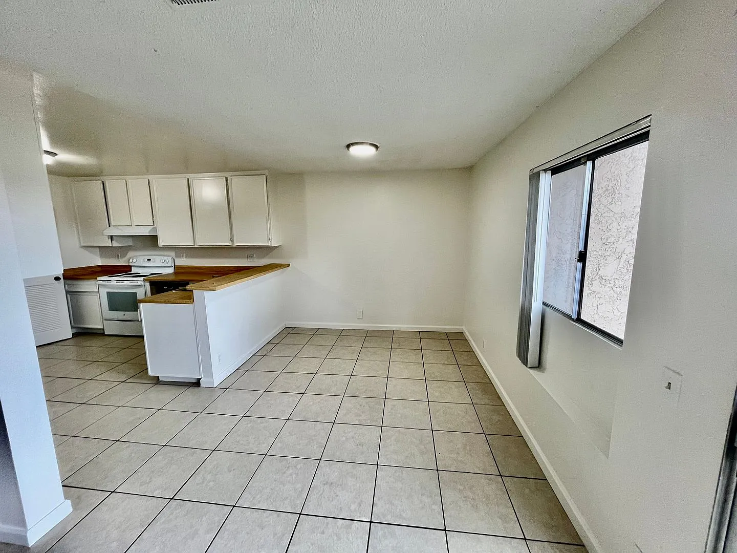 Spacious 2bd/2 bath with private patio in the heart of Paradise Hills. 2 carport spaces — Photo 3