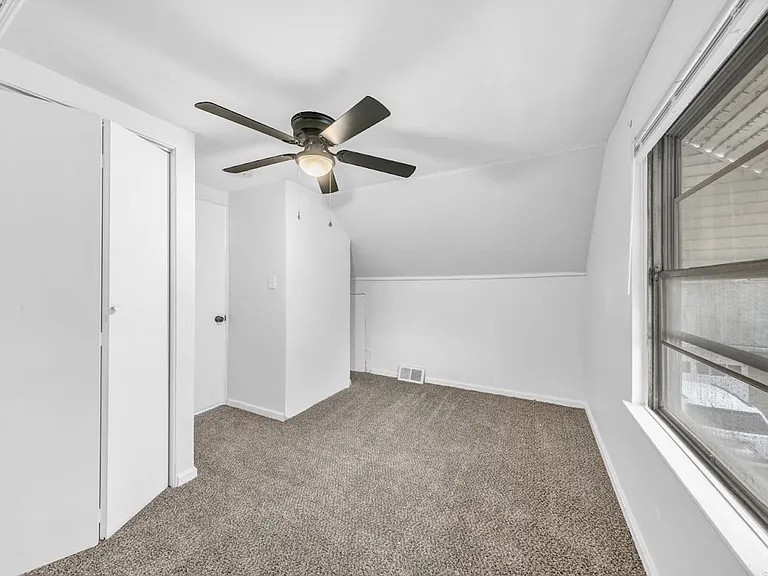 27151 Farringdon Ave — Photo 8