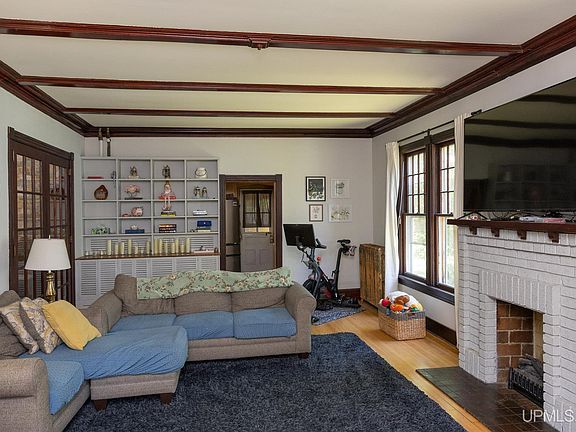 3rd image of 317 E Hewitt Ave