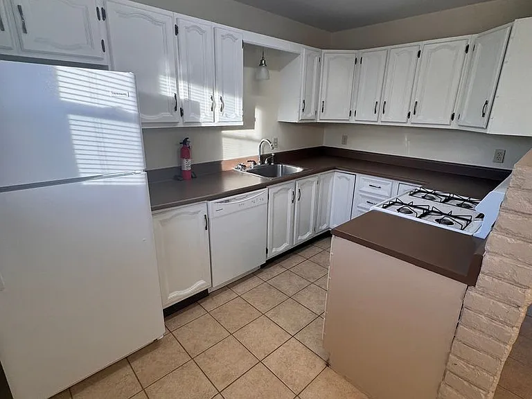 3504 Oakview Dr — Photo 4