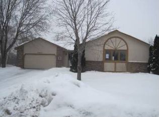 5497 Golfview Ave N, Oakdale, MN 55128