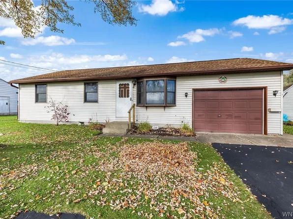 4300 Isherwood Dr, Niagara Falls, NY 14305