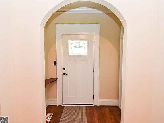 4th image of 847 E College St