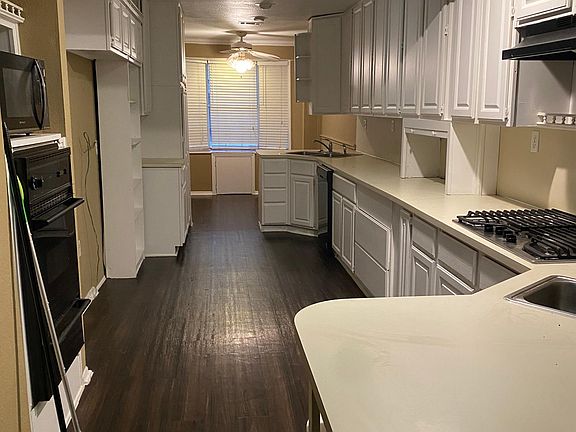 Kitchen with breakfast nook!