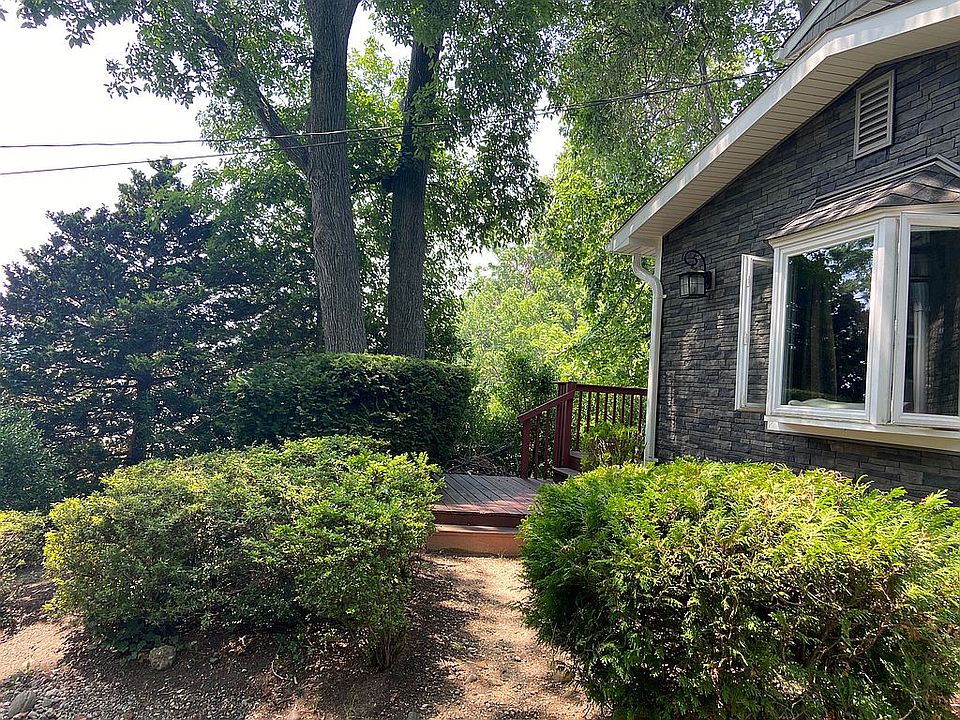 2nd image of 65 E 24th St