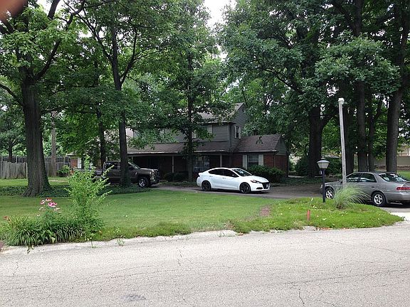 Front Porch w/circular drive
