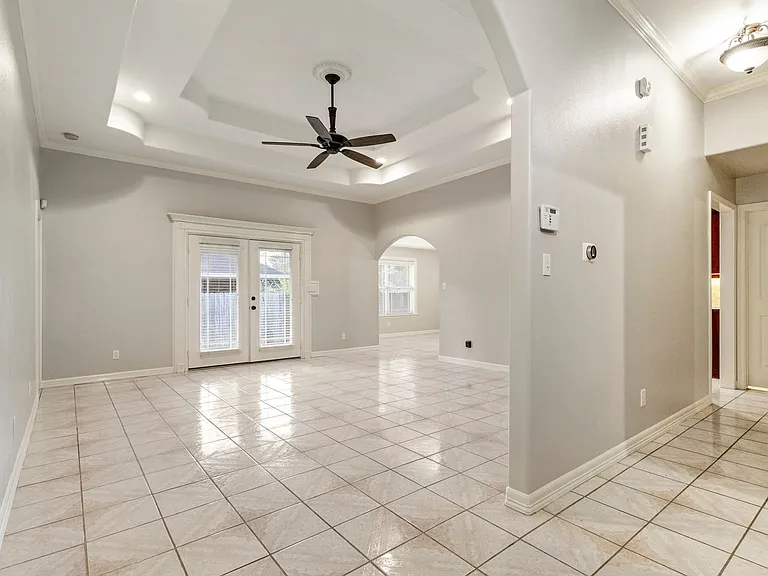 610 Violet Ln — Photo 3