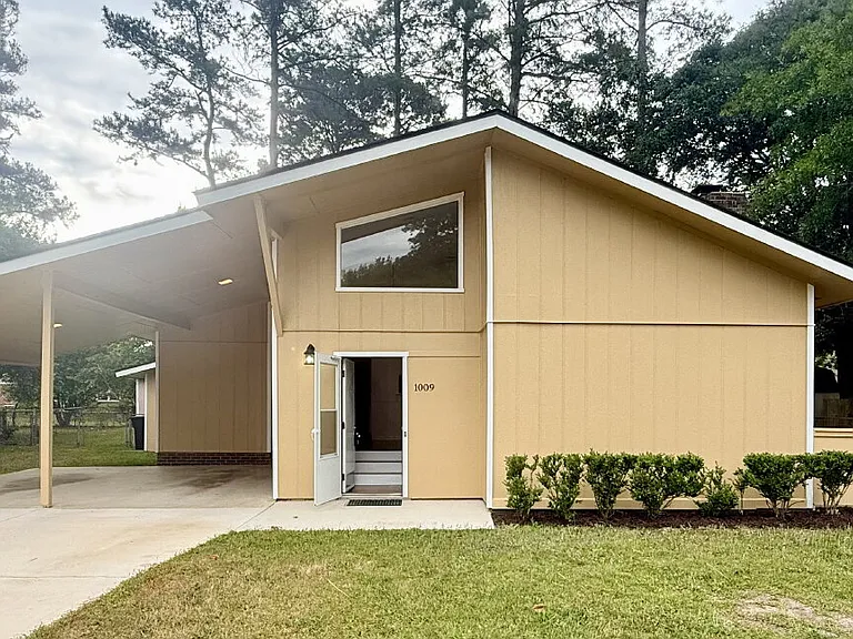 1009 Louisburg Pl — Photo 1