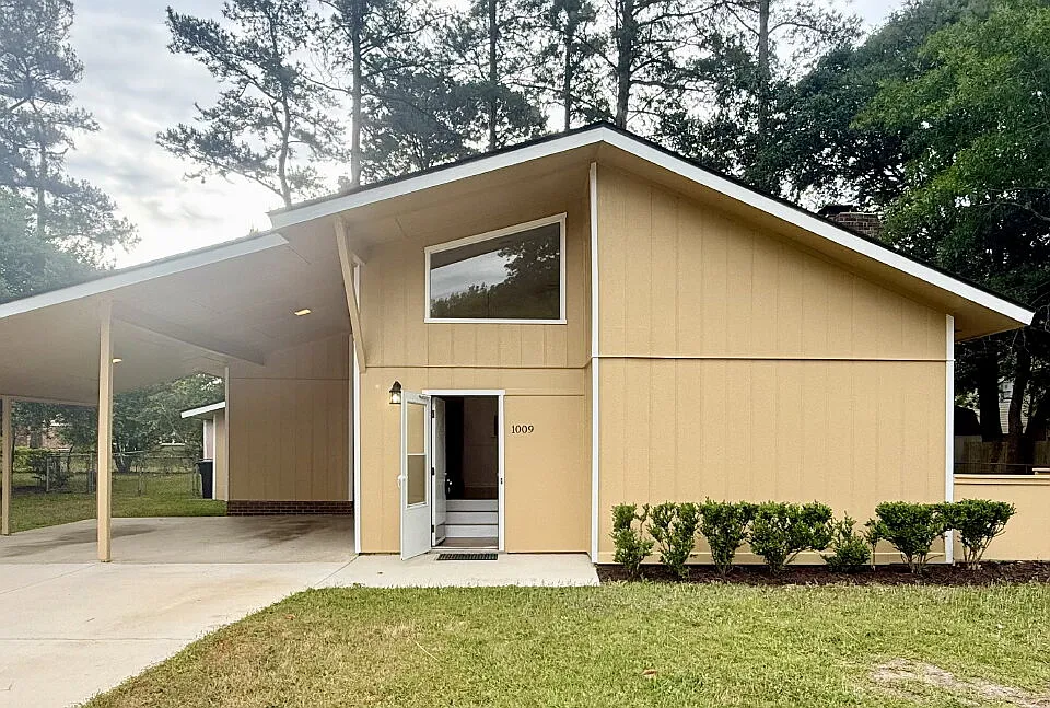 1009 Louisburg Pl
