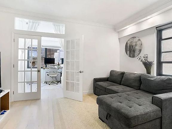 3rd image of 58 W 58th St APT 16F