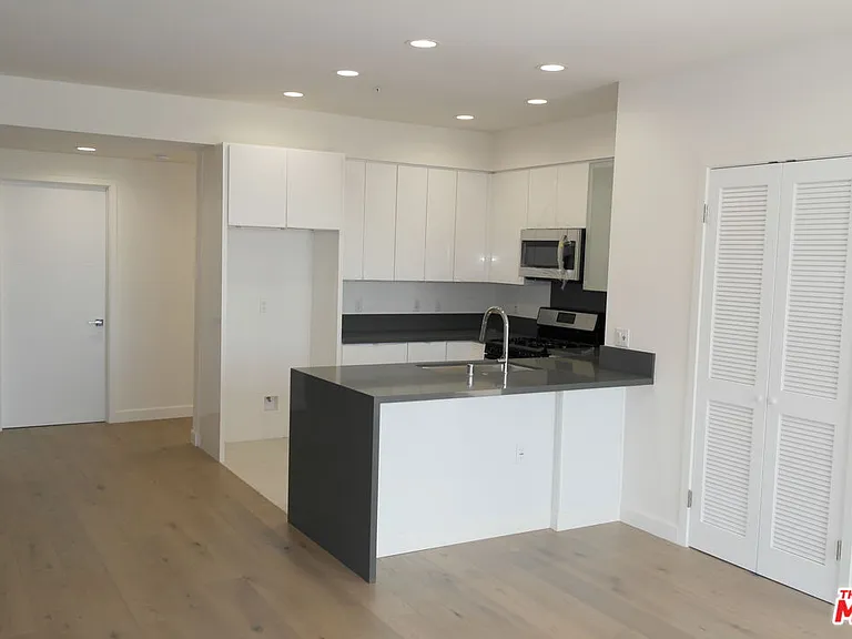 105 S Mariposa Ave #302 — Photo 6