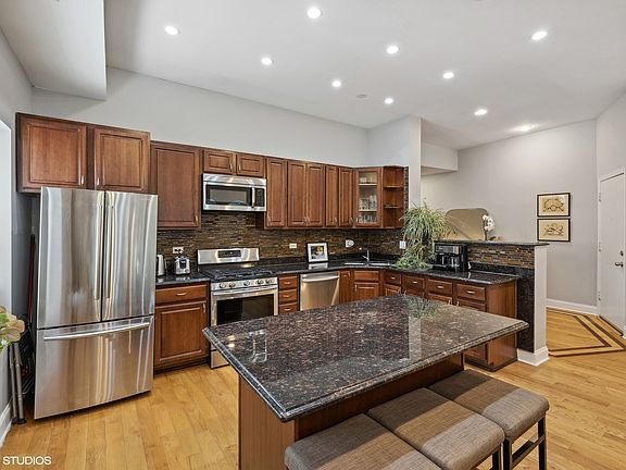 5th image of 2314 W Farwell Ave APT 3W