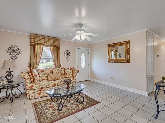 4th image of 701 Sunset Dr