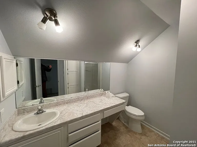 427 Indigo St — Photo 3