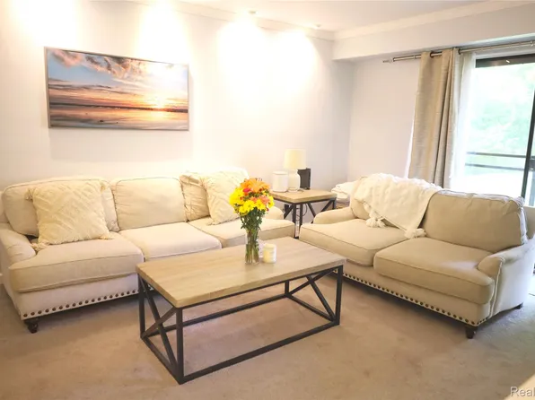 3925 Lone Pine Rd APT 100, West Bloomfield, MI 48323