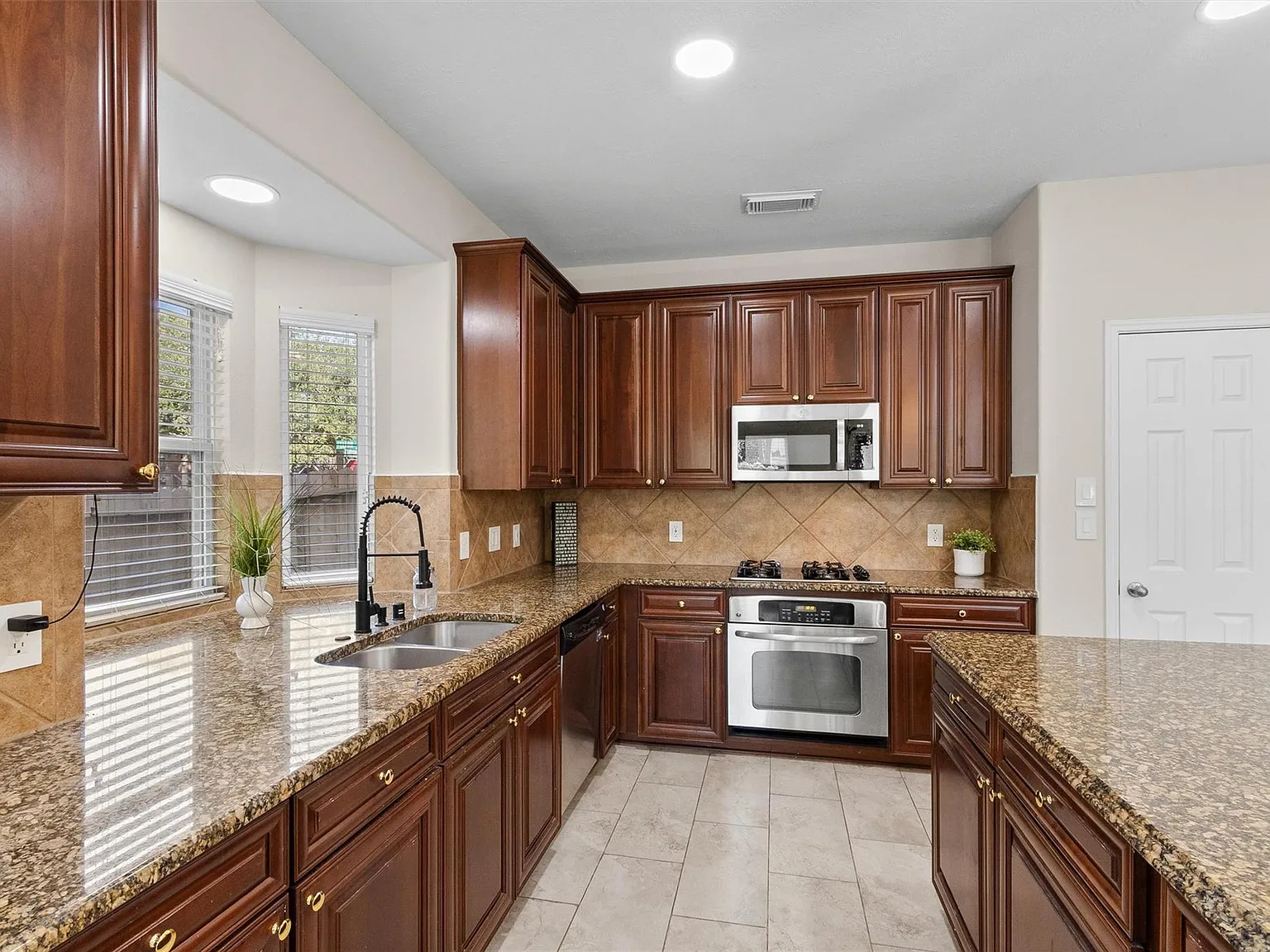 4 bed, 2.5 bath, 3268 sqft, $3,459 — Photo 3